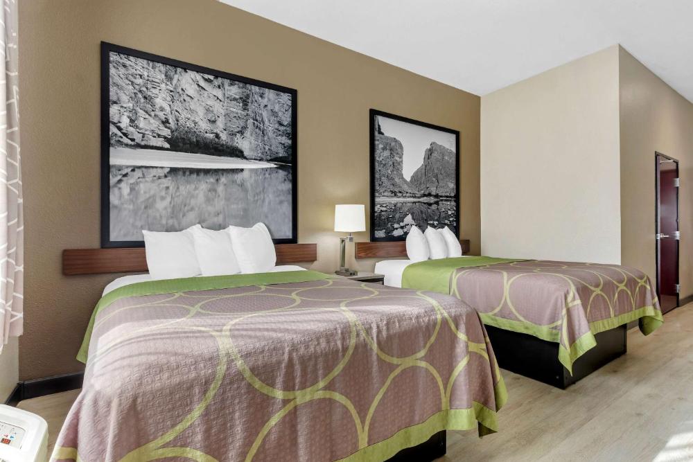 Queen Room with Two Queen Beds and Bath Tub - Mobility/Hearing Accessible - Non-Smoking interior