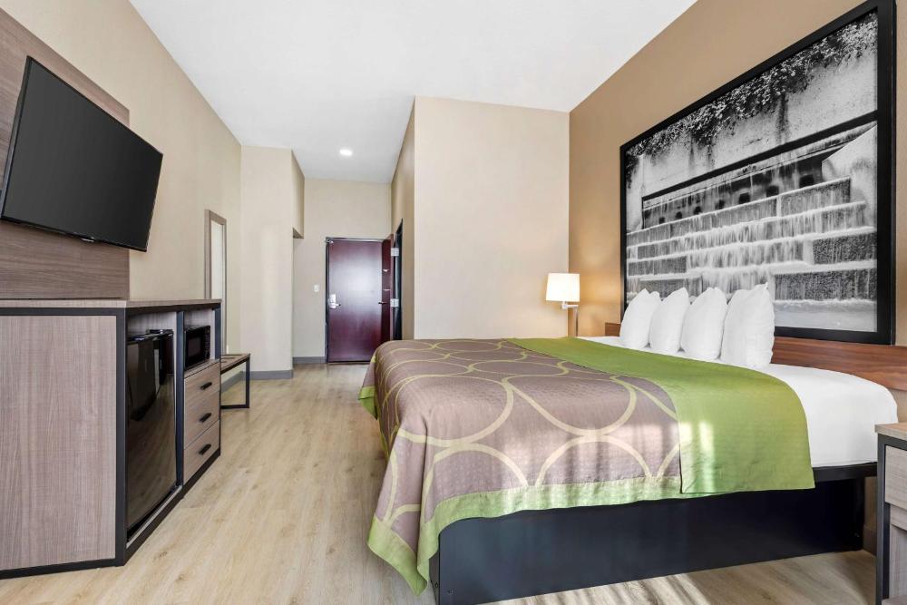 King Room with Bath Tub - Mobility/Hearing Accessible - Non-Smoking interior