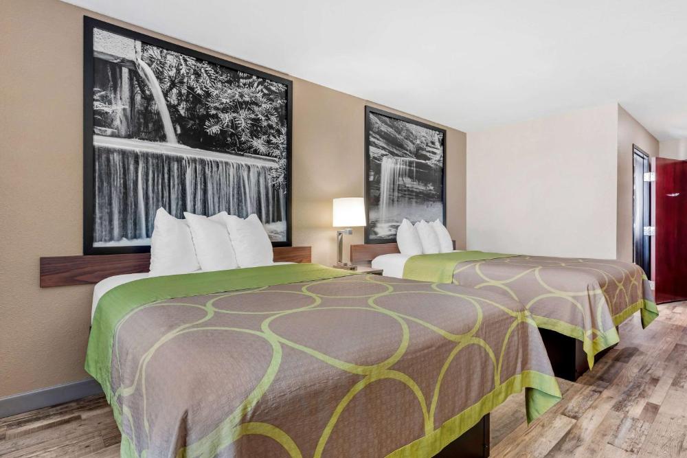 Queen Room with Two Queen Beds - Non-Smoking interior